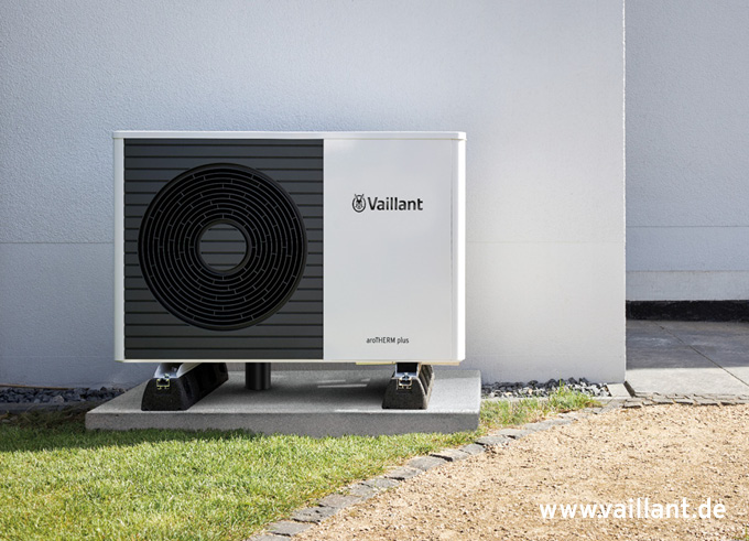 Vaillant aroTHERM plus Wärmepumpe vor einer Hauswand.