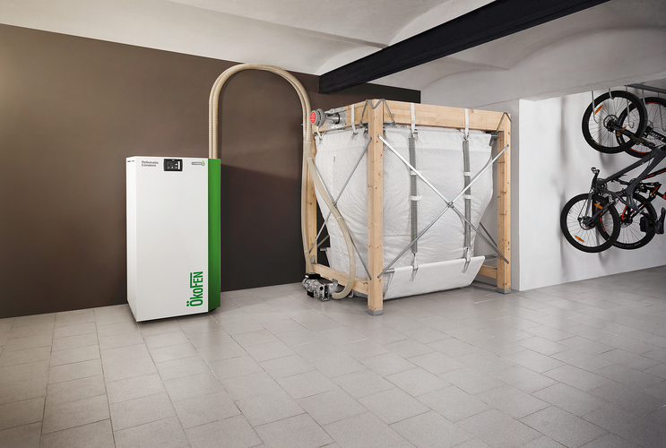 Pellematic Condens mit Gewebetank in einem Heizungskeller, daneben Fahrräder an einem Wandhalter