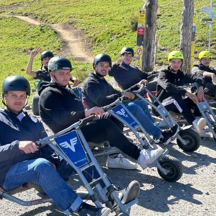 Mehrere Personen sitzen auf Mountain-Buggies
