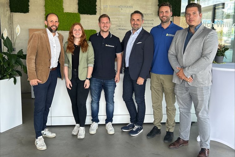 Team Hörmann und Mitarbeiter von Vaillant posieren gemeinsam für ein Gruppenfoto