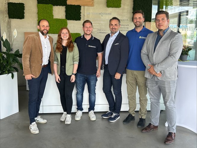 Vaillant zu Besuch bei Team Hörmann Team Hörmann und Mitarbeiter von Vaillant posieren gemeinsam für ein Gruppenfoto