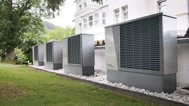 Vier industrielle Klimaanlagen standen vor dem Gebäude aufgereiht