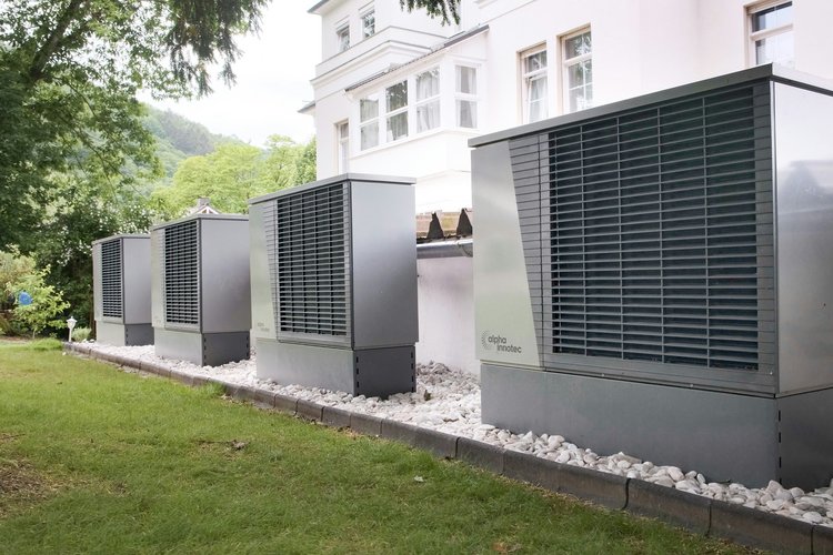 Klimaanlagen Vier industrielle Klimaanlagen standen vor dem Gebäude aufgereiht
