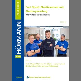 Vier Hörmann-Mitarbeiter in Arbeitskleidung stehen lächelnd in einer Werkstattumgebung und posieren für ein Gruppenfoto.