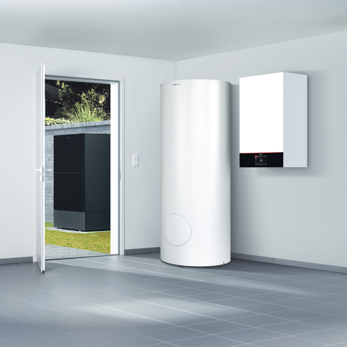 Vitocal Heizung Moderne Wärmepumpe mit Außeneinheit, Warmwasserspeicher und Inneneinheit in einem hellen Heizungsraum.