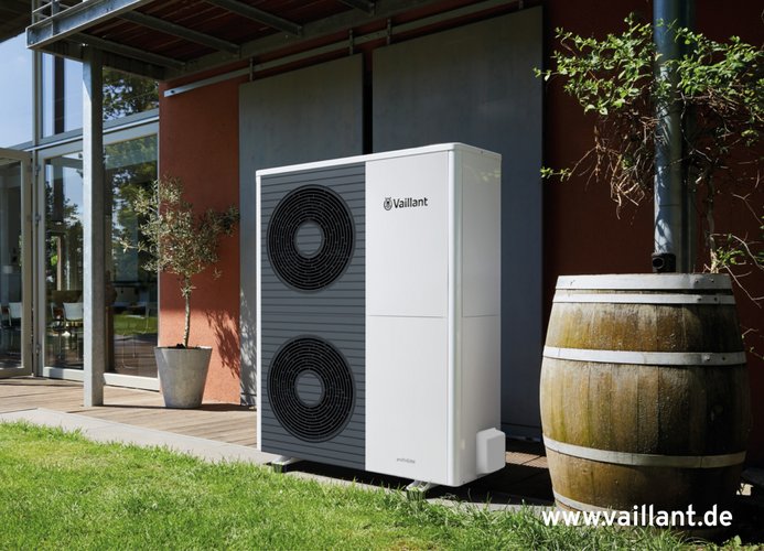 aroTherm Split Wärmepumpe von Vaillant vor einem Einfamilienhaus