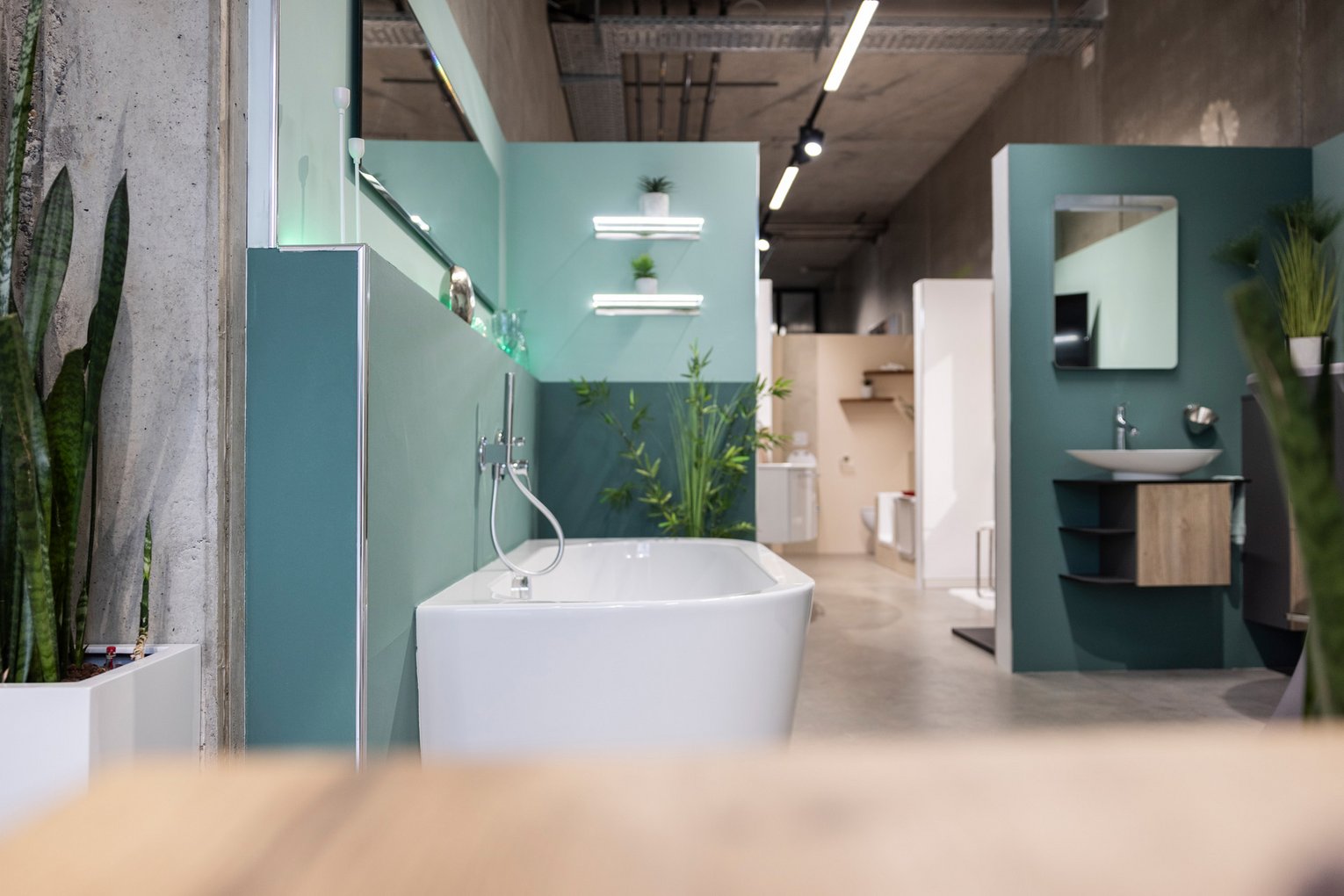 Team Hörmann Bäder Ein türkises Bad in einer Badausstellung