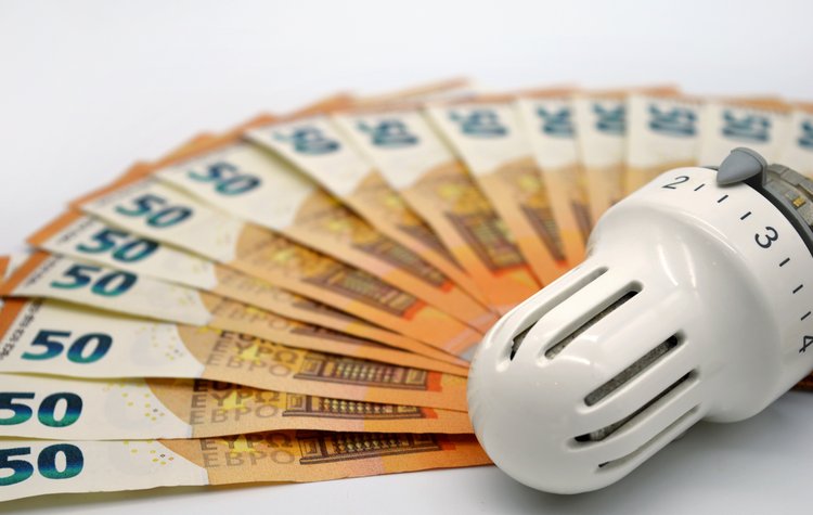 Heizung mit mehreren 50 Euro Scheinen.