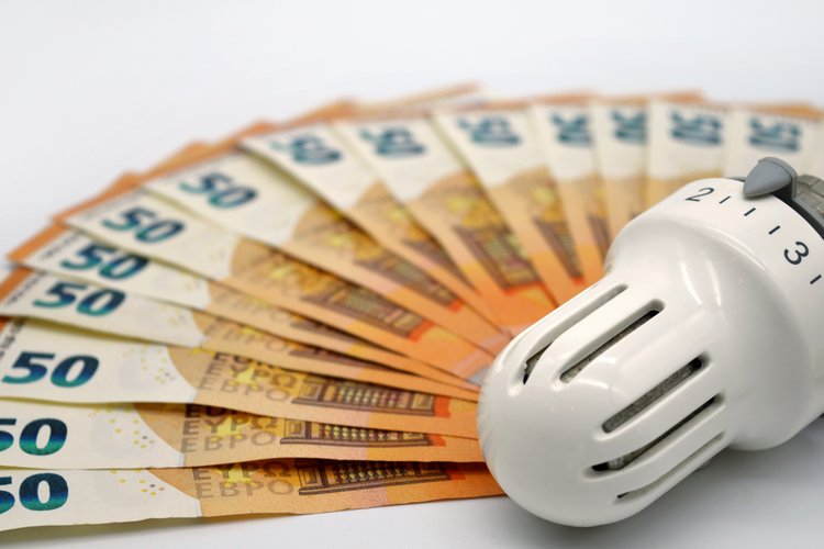 Heizung mit mehreren 50 Euro Scheinen.
