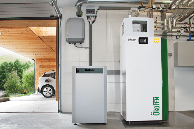 Moderne Garage mit großer Wärmepumpe, im Hintergrund ein geparktes Auto.