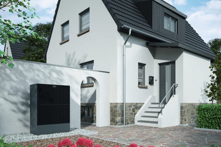 Wohnhaus mit Viesmann Vitocal 250A Wärmepumpe an der Garage.