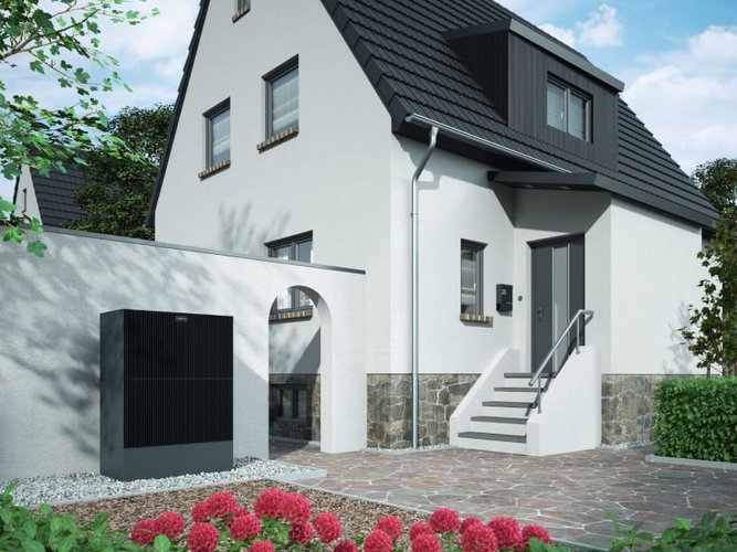 Wohnhaus mit Viesmann Vitocal 250A Wärmepumpe an der Garage.