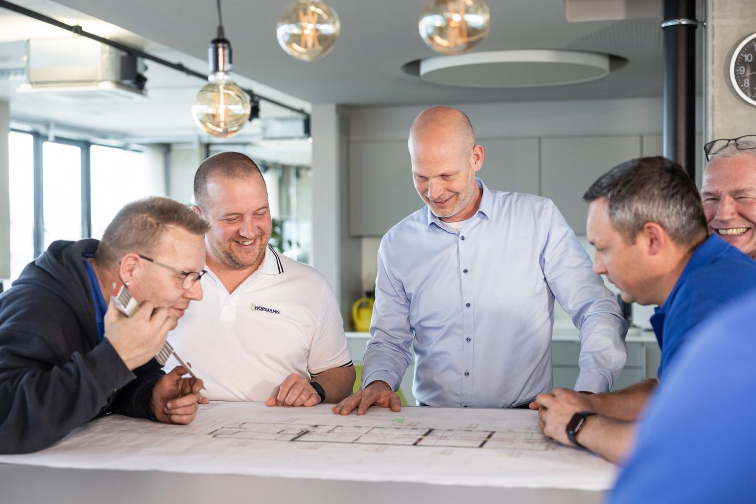 Mehrere Personen besprechen einen Bauplan