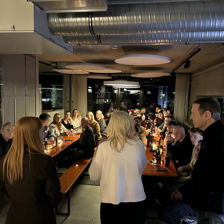 Die Geschäftsführung von Team Hörmann hält auf der Weihnachtsfeier eine Rede vor der Belegschaft.