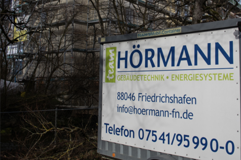 Beratung vor Dimplex Heizsystem im Technikraum