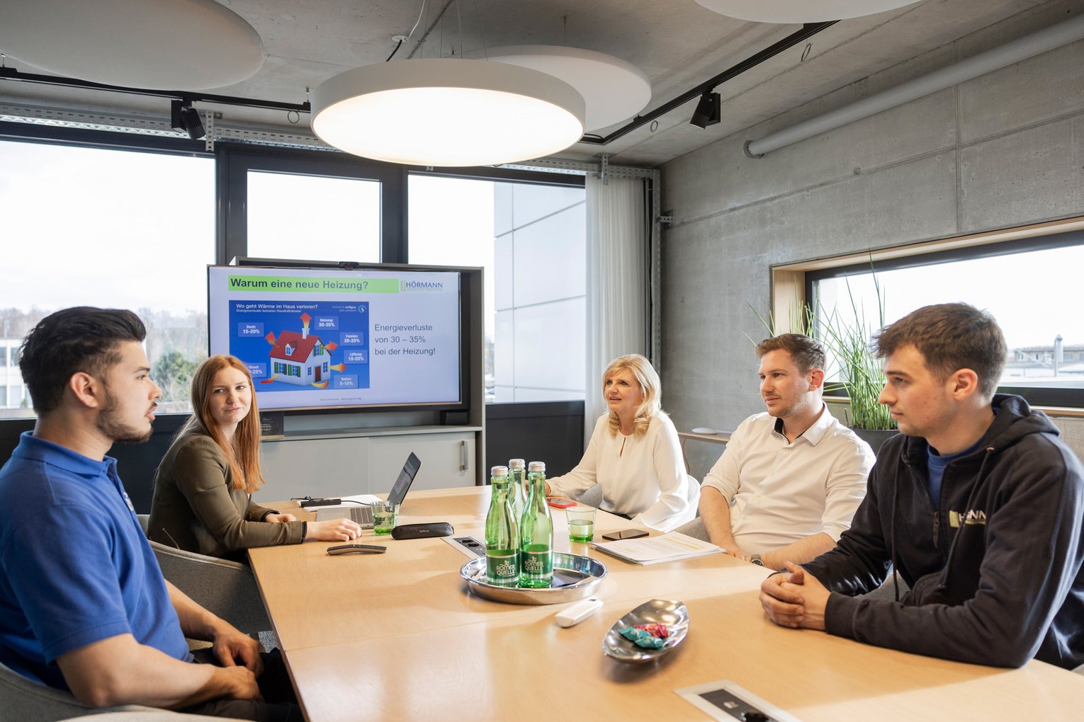 Mitarbeiter von Team Hörmann in einem Meeting