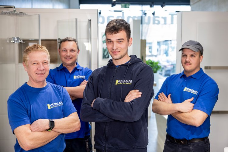 Team Hörmann Karriere Mehrere Personen schauen mit verschränkten Armen in die Kamera