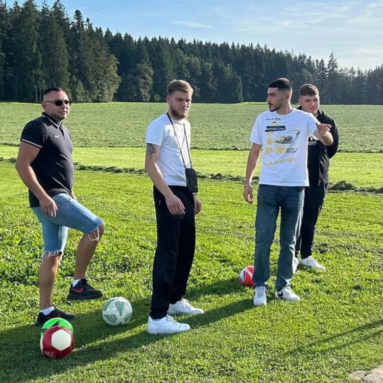 Männer spielen Fußball-Golf