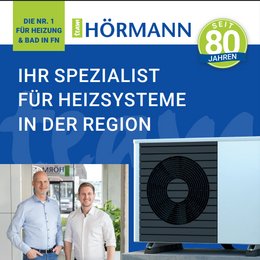 HÖRMANN – Spezialist für moderne Heizsysteme Werbegrafik von HÖRMANN mit zwei Mitarbeitern, moderner Wärmepumpe und dem Slogan „Ihr Spezialist für Heizsysteme in der Region“.