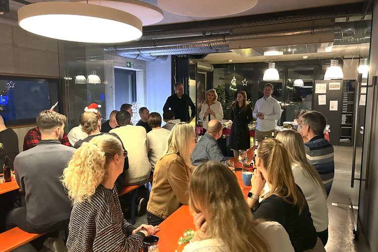Weihnachtsfeier bei Team Hörmann: Die Geschäftsführung spricht vor den Mitarbeitern.