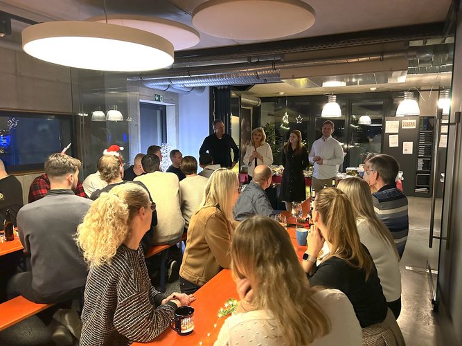Weihnachtsfeier bei Team Hörmann: Die Geschäftsführung spricht vor den Mitarbeitern.