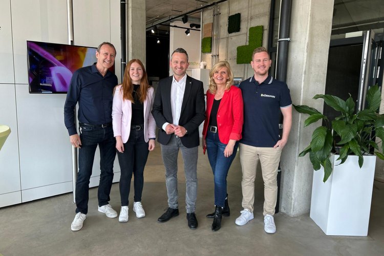 Volker Mayer-Lay und die Geschäftsführung von Team Hörmann in der Firmenzentrale in Friedrichshafen