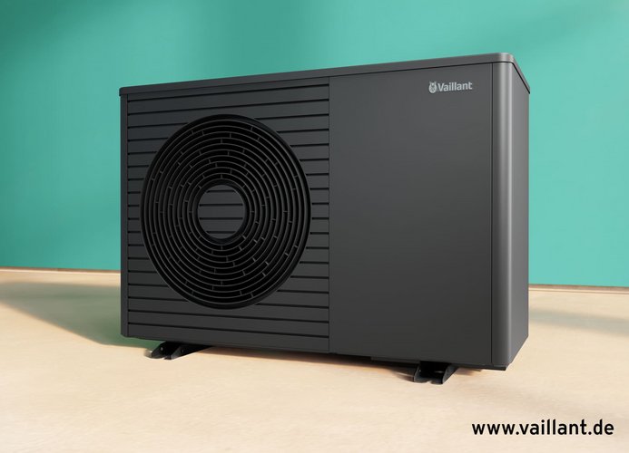 Schwarze Wärmepumpen-Außeneinheit von Vaillant vor türkisfarbener Wand auf hellem Boden, modern und kompakt gestaltet.