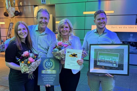 Gruppenfoto bei 80-Jahr-Feier mit Geschenken und Ehrung