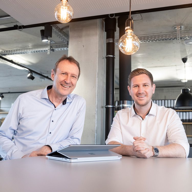 Markus und Yannik Hoffmann sitzen an einem Tisch