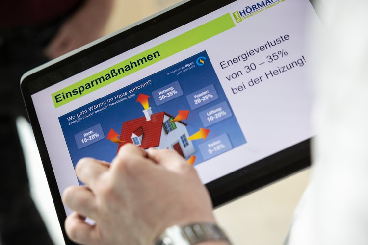 Tablet mit Grafik zu Energiesparmaßnahmen. 